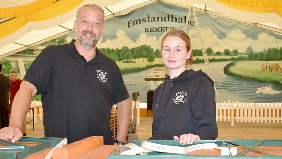 Vorsitzender Lars Krummen und Pressewartin Mareike Neeland stehen im Festzelt, in dem die Vorbereitungen für das dreitägige Schützenfest laufen. Foto: Zein