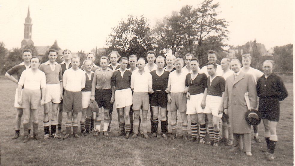 Ein Foto von 1948 zeigt eine Mannschaft auf dem Sportplatz am Untenende in Westrhauderfehn.