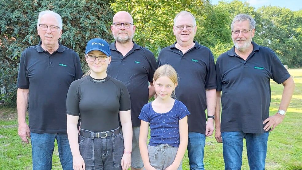 Das neue Königshaus und der neue Kaiser des Schützenvereins Glansdorf (hintere Reihe von links): Helmut Bartels, Jens de Buhr, Gerjet Janssen, Hermann Heyen sowie (vordere Reihe, von links) Eileen Allerkamp und Hanna Bartels.