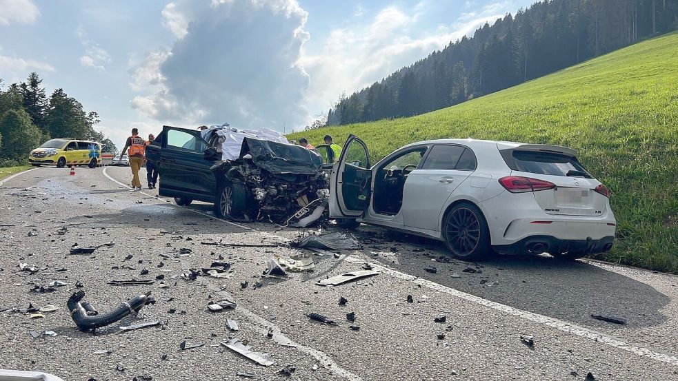 Die drei Deutschen verstarben noch an der Unfallstelle (Handout). Foto: Kantonspolizei St.Gallen/dpa