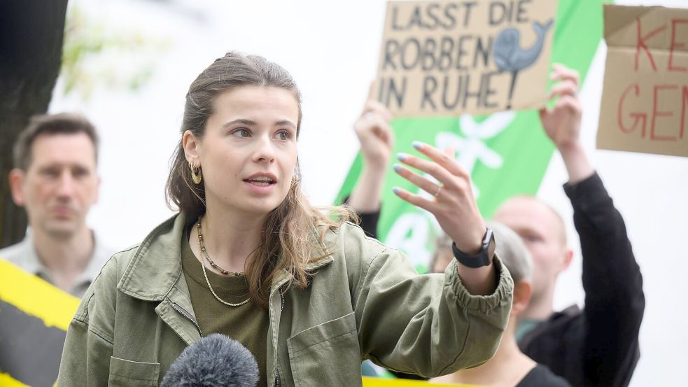 Prominenter Protest: Vor dem niedersächsischen Landtag warnt Klimaaktivistin Luisa Neubauer vor einer Gasförderung nahe dem Nationalpark Wattenmeer. Foto: Julian Stratenschulte/dpa