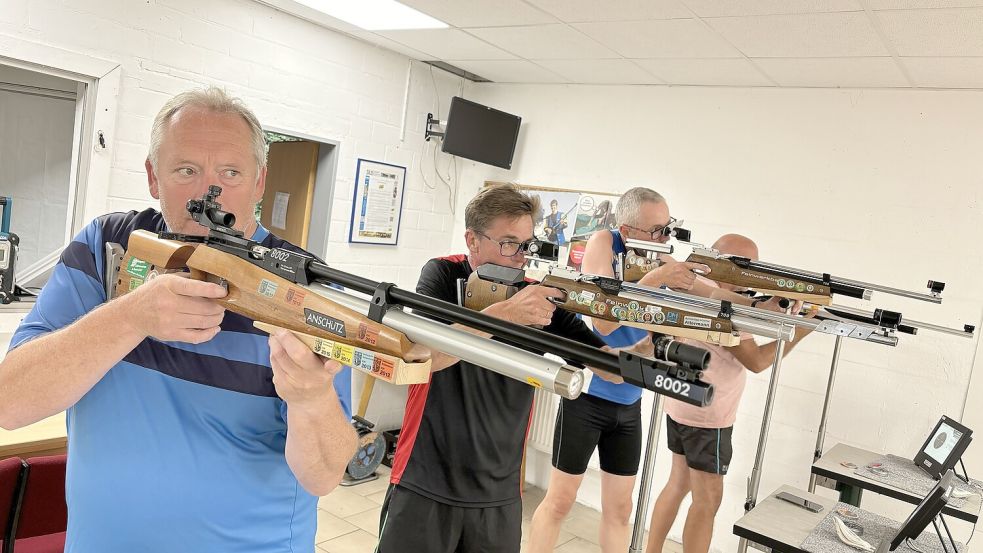 Karl-G. Laaken trainiert für den Biathlon.