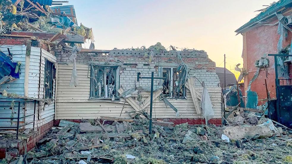 Die Zerstörungen in der von ukrainischen Streitkräften angegriffenen Region Kursk sind massiv, weshalb nun der Ausnahmezustand gilt (Foto aktuell v. 7. August). Foto: Uncredited/Acting Governor of Kursk region Alexei Smirnov telegram channel/AP/dpa