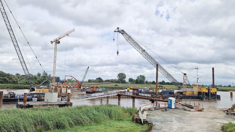 Im Dezember 2015 hatte der Frachter „Emsmoon“ die Eisenbahnbrücke zwischen Weener und Westoverledingen gerammt. Eine Sanierung war wegen der schweren Schäden nicht möglich.