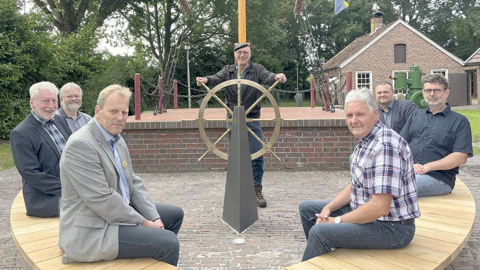 Bei der Eröffnung der Kunstinstallation (im Uhrzeigersinn Beginn Mitte): Alfred Bullermann, Marcus Neumann, Erwin Ammermann, Bernd Stratmann, Geert Müller, Bernt Strenge, Hinrich Heselmeyer. Foto: Spindler