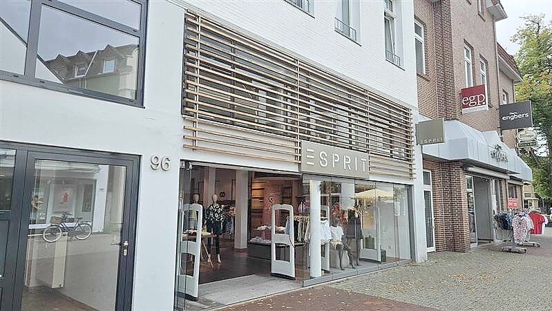 Hier ziehen demnächst andere Marken ein: der Esprit Store in Leer an der Mühlenstraße. Foto: Bothe