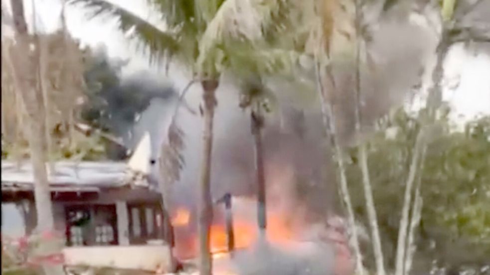 Dieser Ausschnitt aus einem Video zeigt das Feuer, das von einem Flugzeug ausgeht, das in Vinhedo im brasilianischen Bundesstaat Sao Paulo neben einem Haus abgestürzt ist. Foto: Felipe Magalhaes Filho/UGC/AP/dpa