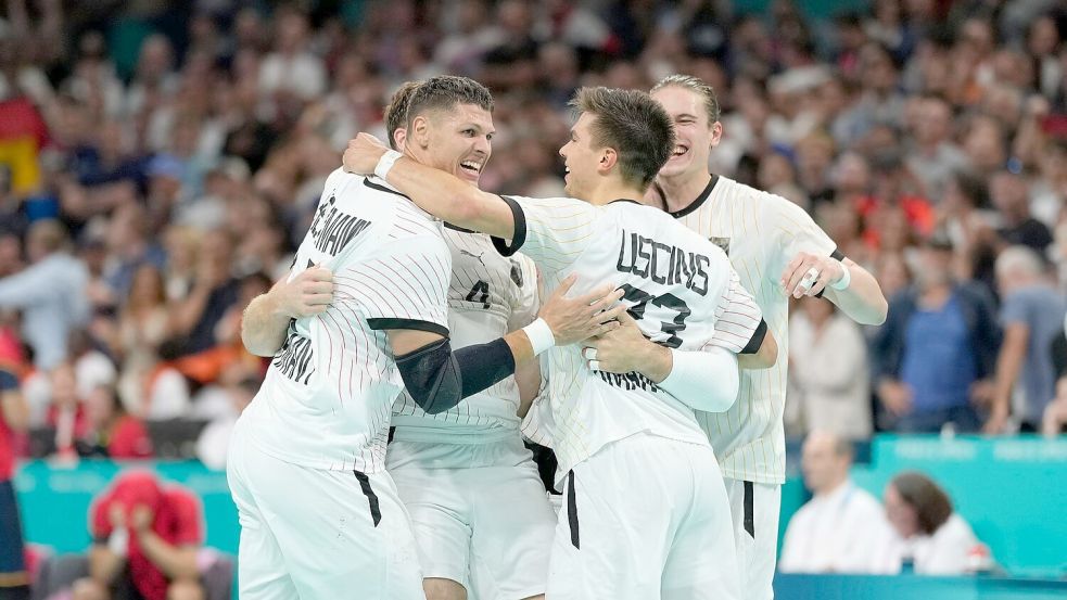 Die Handballer feiern bei den Olympischen Spielen den größen Erfolg seit dem EM-Titel 2016. Foto: Aaron Favila/AP/dpa