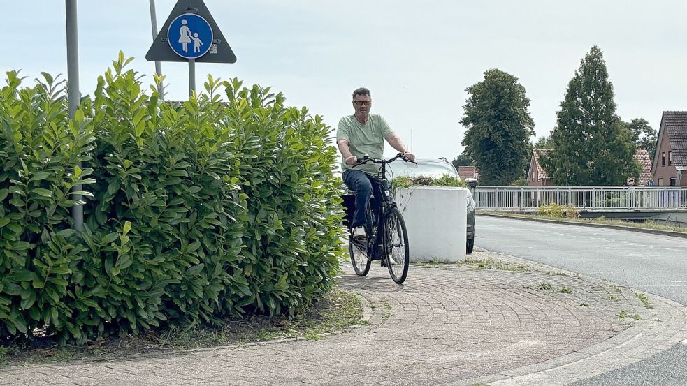 Anwohner Wilfried Liesert demonstriert für dieses Bild auf seinem Fahrrad, wie gefährlich es für Radfahrer und Autofahrer an der Einmündung Haydnstraße/1. Südwieke ist. Foto: Zein