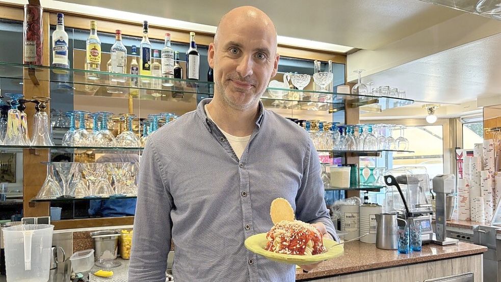 Stephen Hasbargen in seinem Eiscafé Italia in Wiesmoor. Foto: Kubassa