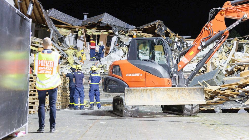 Die Abrissarbeiten dienen auch der Erstellung eines Gutachtens zur Unglücksursache. Foto: Lando Hass/dpa