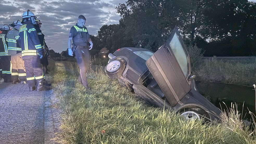 Polizei und Feuerwehr mussten am frühen Samstagmorgen zum Rajen in Rhauderfehn ausrücken. Dort lag ein Auto in der Böschung am Kanal. Fotos: Zein