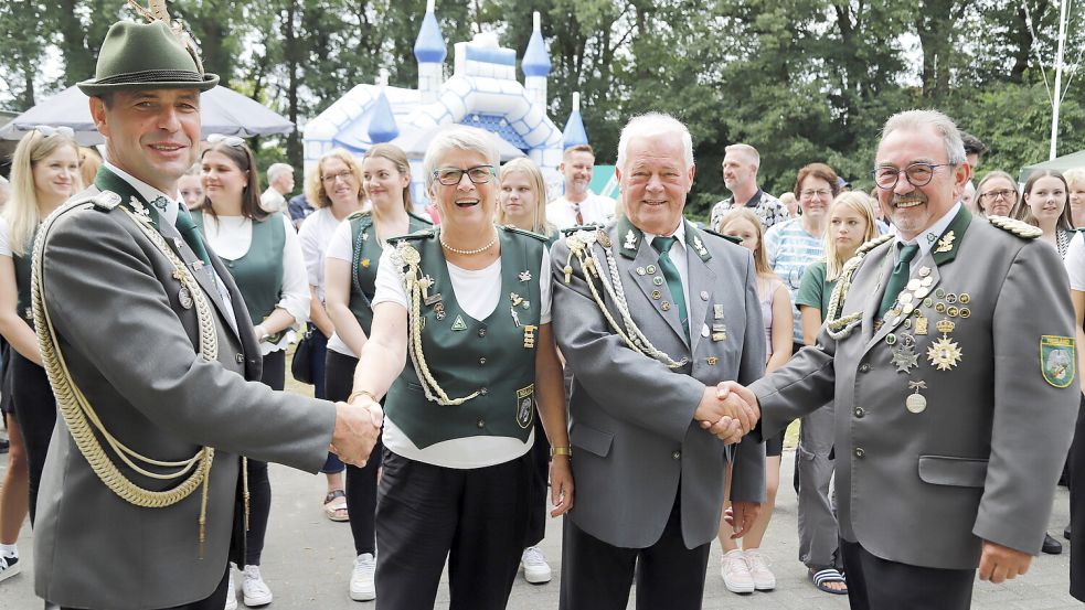 Der neue König des Schützenvereins Neuland ist Wolfgang Dubberstein (3. von links) mit Königin Liane (2. von links). Es gratulierten Kommandeur Ralf Behrens (links) und Präsident Siegfried Ukena. Foto: Passmann