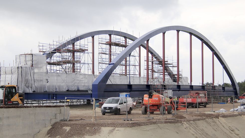 Noch steht die neue Emsbrücke am Ufer der Ems bei Rhede. Das soll sich an diesem Montag ändern. Foto: Assies