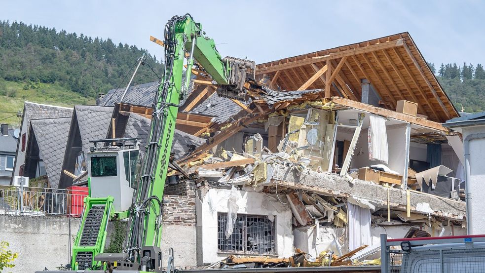 Das Hotel wird nach dem Einsturz Stück für Stück abgerissen. Foto: Harald Tittel/dpa