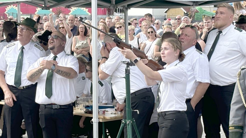 Das ist der Moment, als Mareike Neeland den Vogel abschießt und sich zur ersten Frau ganz oben auf dem Ostrhauderfehner Schützenthron krönt. Foto: Zein