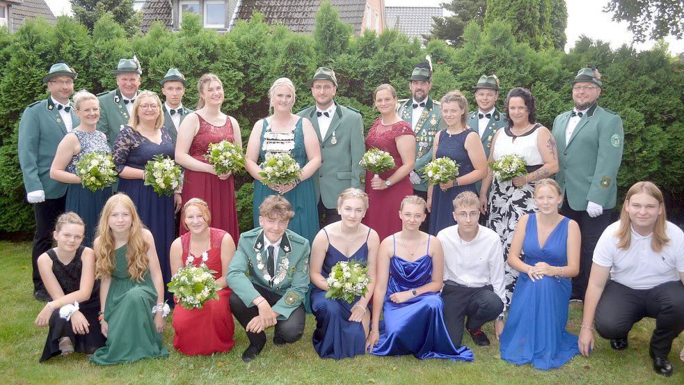 Das neue Königshaus des Schützenvereins aus Völlenerkönigsfehn: (oben von links) Carsten und Katrin Groen, Harald Bokelmann und Monika Sprenkel, Tom Lotz und Hilke Bokelmann, Amke Bokelmann (Schützenkönigin) und Patrick Vahle, Theda Gröger und Markus Davids, Jana und Timo Frey, Andrea Voskamp-Vahle und Stefan Voskamp sowie (unten von links) Ineke Brelage, Leefke Murra, Lia Spekker (Schülerkönigin), Julian Voskuhl (Jugendkönig), Sara Alfers, Leonie Davids, Max Freymuth, Evelyn Woortmann und Erik Wissing.