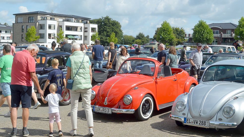 Mehr als 300 Fahrzeuge können bis zum späten Sonntagnachmittag auf dem Marktplatz in Rhauderfehn bestaunt werden. Foto: Weers