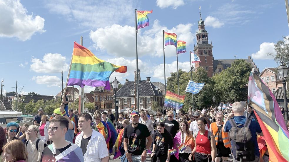 Beim CSD geht es um Vielfalt und Akzeptanz der queeren Community. Hier laufen die Teilnehmerinnen und Teilnehmer über die Rathausbrücke in Leer. Foto: Heinig