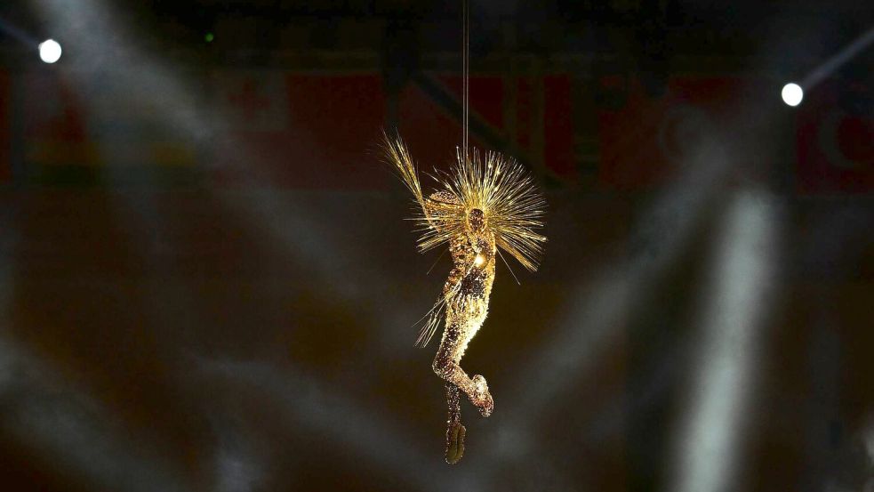 Der goldene Besucher schwebt bei der olympischen Schlussfeier ins Stade de France. Foto: Sina Schuldt/dpa