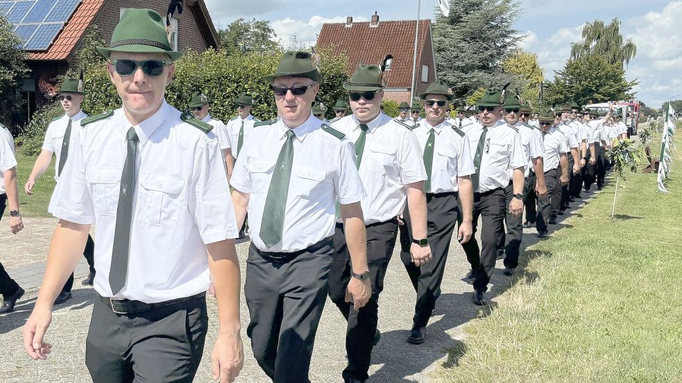 Am Sonntag zogen die 450 Teilnehmer beim Schützenumzug durch Ostrhauderfehn. Foto: Zein