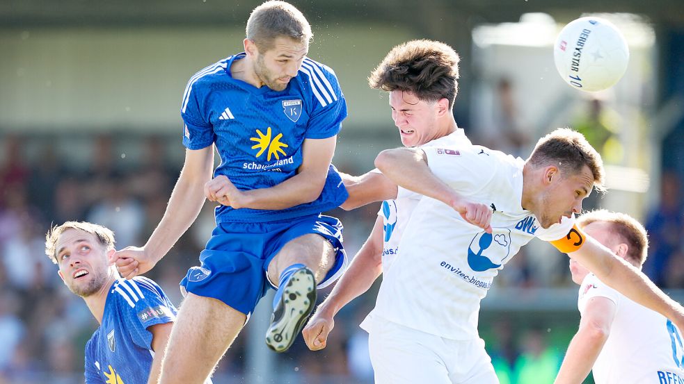 Ein Kopfball fürs Lehrbuch zum 1:1: Marten Schmidt steigt hoch und drückt den Ball ins Eck. Fotos: Doden