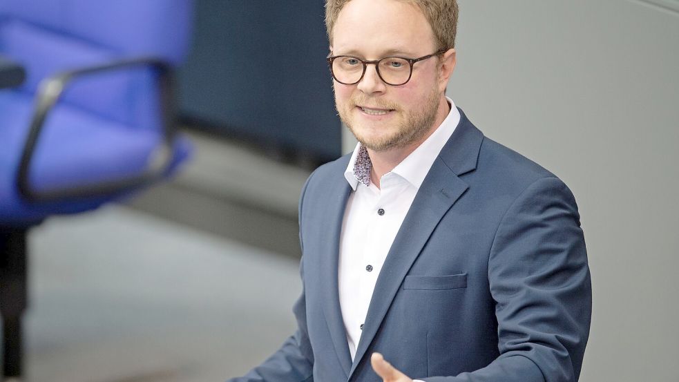 Der Grünen-Politiker, Marcel Emmerich, unterstützt Bemühungen der Bundesinnenministerin für eine Reform des Waffenrechts. (Archivbild) Foto: Jonathan Penschek/dpa