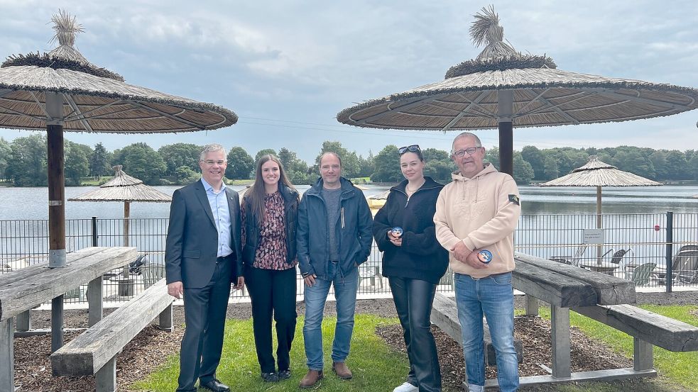 Sie trafen sich am Idasee, um über das Sommerfest zu sprechen (von links): Vorstand Stefan Novak und Annika Eilers von der Raiffeisenbank, Timo Arnold und Hanna Detlef von der Planungsagentur d&k aus Hamburg sowie Frank Junker , Betreiber der Wasserski-Anlage am Idasee. Foto: Raiffeisenbank Strücklingen/Idafehn