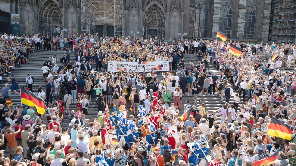 Gruppenfoto des Olympia-Teams vor dem Kölner Dom. Foto: Sebastian Kahnert/dpa