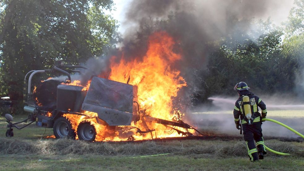 Als die Feuerwehr eintraf, stand die Presse komplett in Flammen. Foto: Joachim Rand/Feuerwehr