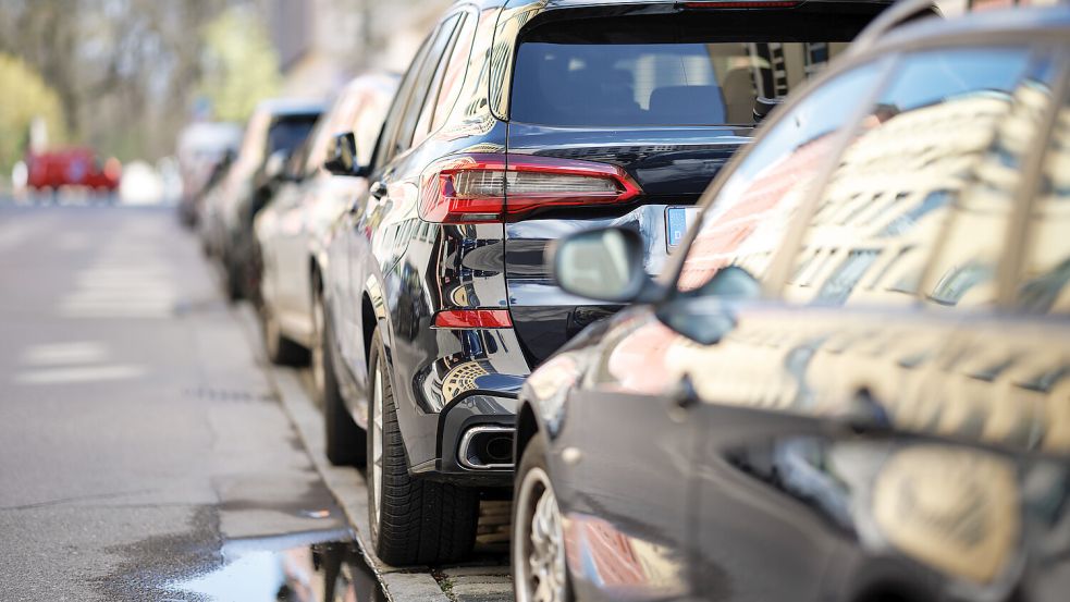 Manchmal parken Autos für längere Zeit am Straßenrand. Aber ist das überhaupt erlaubt? Foto: dpa/Matthias Balk