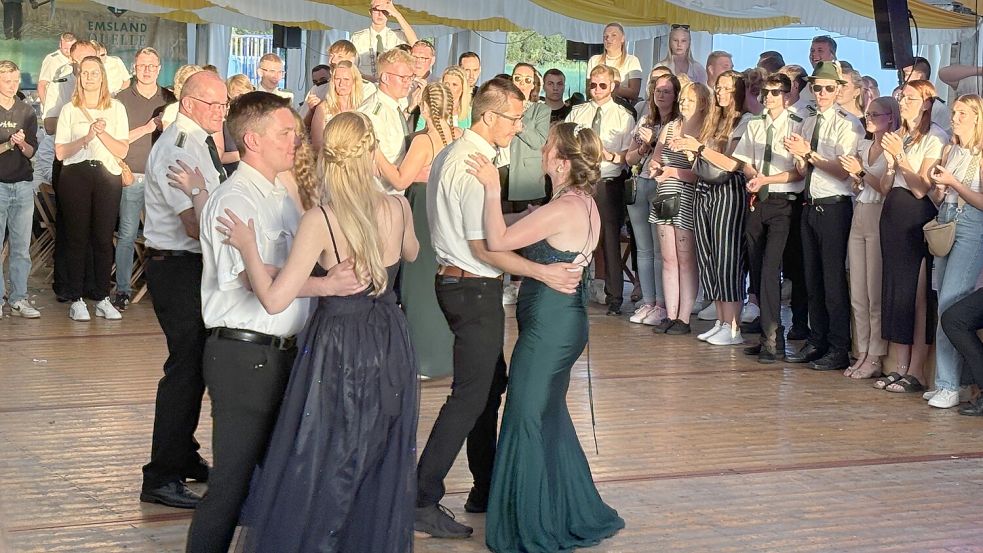 Königin Mareike Neeland (rechts, im grünen Kleid) beim Ehrentanz auf dem Königsball mit ihrem Prinzgemahl Johannes Krumminga. Foto: Zein