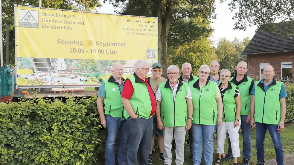 Der Vorstand des Vereins „Dorfgemeinschaft Elisabethfehn“ und das Organisationsteam bereiten die 16. Auflage des Brauchtums- und Handwerkermarkt in Elisabethfehn vor und hoffen auf viele Besucher. Bild: Passmann