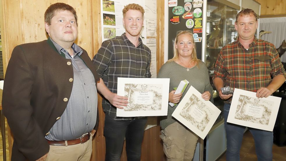 Der Vorsitzender der Kreisjägerschaft Cloppenburg, Bernd Kurmann jun. (links), überreichte die Jägerbriefe und Auszeichnungen an die drei besten Prüfungsabsolventen (von rechts) Wolfgang Speckmann, Susanne Nickel-Berger und Johann Thobe. Foto: Passmann