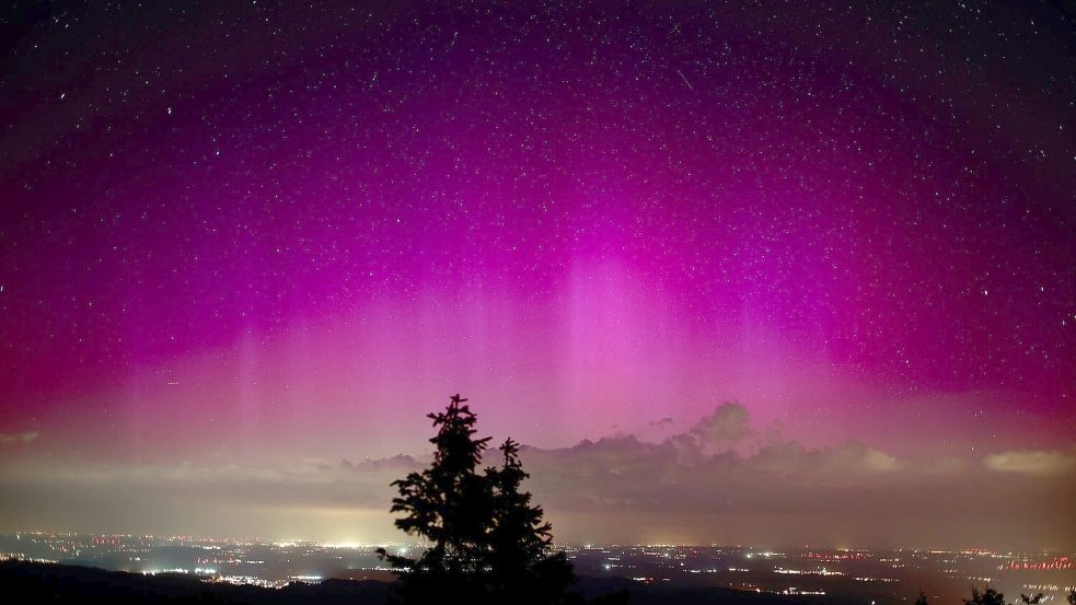 Polarlichter sind in sternenklarer Nacht auf dem Brocken zu sehen. Foto: Matthias Bein/dpa