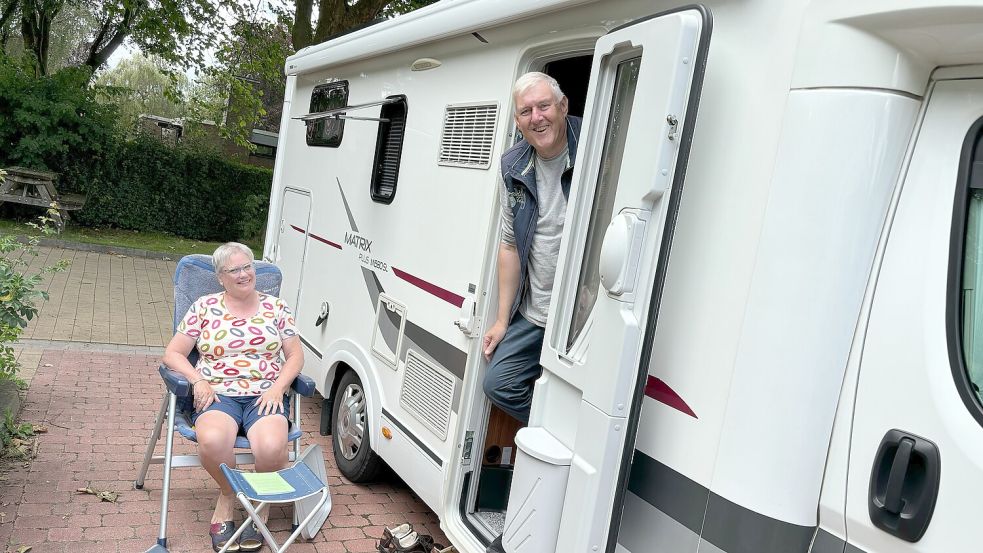 Mit ihrem Wohnmobil waren Stefan und Renate Corsten für ein paar Tage in Hesel zu Gast. Foto: Lüppen