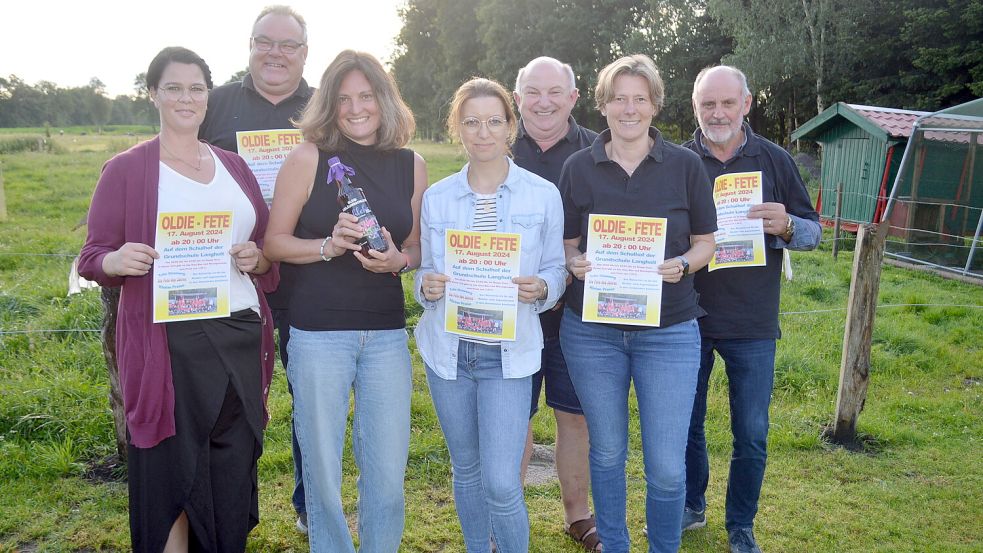 In diesem Jahr feiert die Oldie-Fete in Langholt ihr 25-jähriges Jubiläum. Gefeiert werden soll am 17. August. Das Orgateam hofft wieder auf zahlreiche Besucher. Das Foto zeigt (von links) Mareike Memmenga, Frank Sonntag, Tina Fennen, Melanie Platt, Wilfried Rhauderwiek, Elke Wahrheit und Gerd Hermanns. Es fehlen vom Festauschuss Mareike Reemts und Steffi Schütte sowie vom Vorstand Jürgen Platt. Foto: Weers