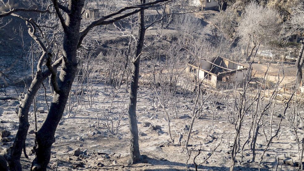 Verbranntes Haus in Ano Patima in der Region Nord-Athen. Foto: Socrates Baltagiannis/dpa