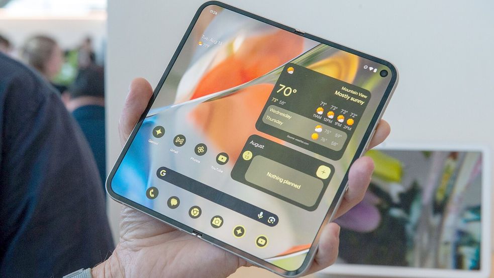 Das Pixel 9 ProFold konkurriert mit auffaltbaren Smartphones vor allem von Samsung. Foto: Andrej Sokolow/dpa