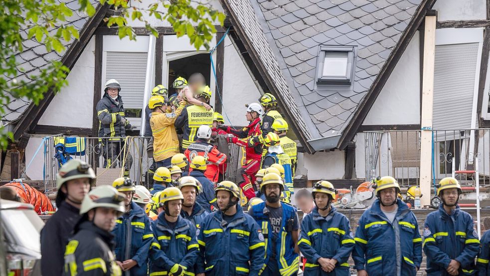 Eine Woche ist es nun her, dass die Verschütteten aus den Trümmern gerettet wurden. Foto: Harald Tittel/dpa