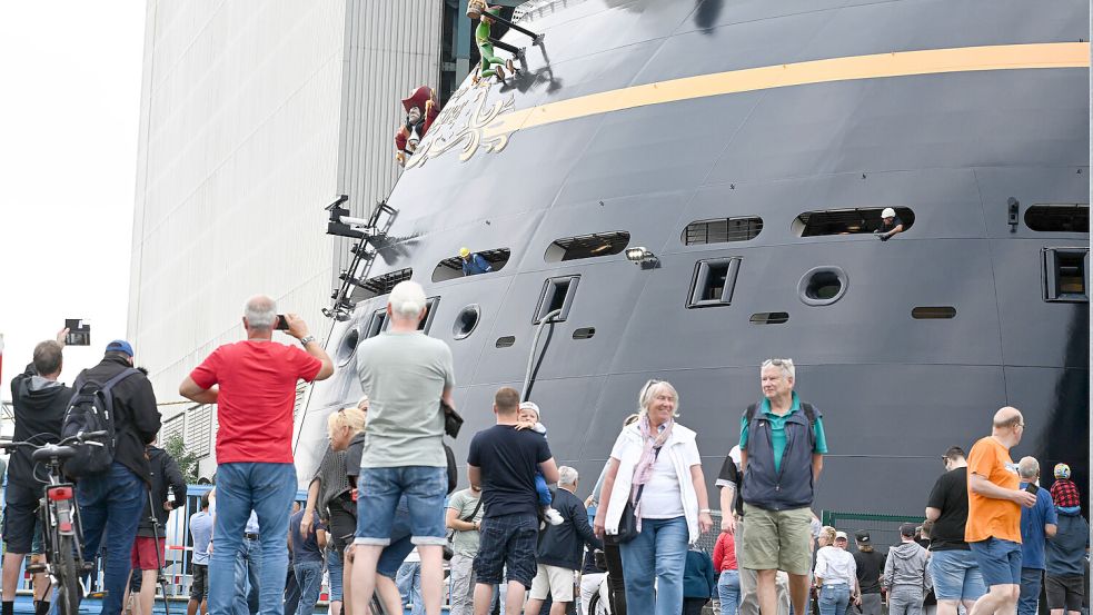 Trotz voller Auftragsbücher in der Krise: Das Kreuzfahrtschiff „Disney Treasure“ verließ Anfang August das Baudock der Papenburger Meyer Werft. Foto: Penning/DPA