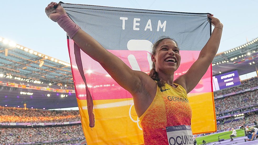 Yemisi Ogunleye posierte nach ihrem Gold-Coup überglücklich mit der Deutschland-Fahne im Stadion. Foto: DPA