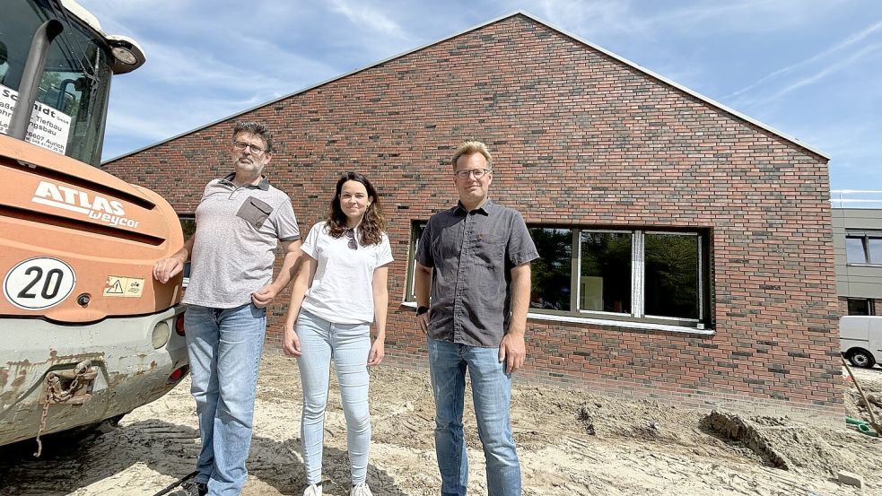 Erwin Ammermann vom Bauamt der Gemeinde (von links), Architektin Constanze Schulz und Schulleiter Timo Dogs schauten sich auf der Baustelle um. Foto: Janßen