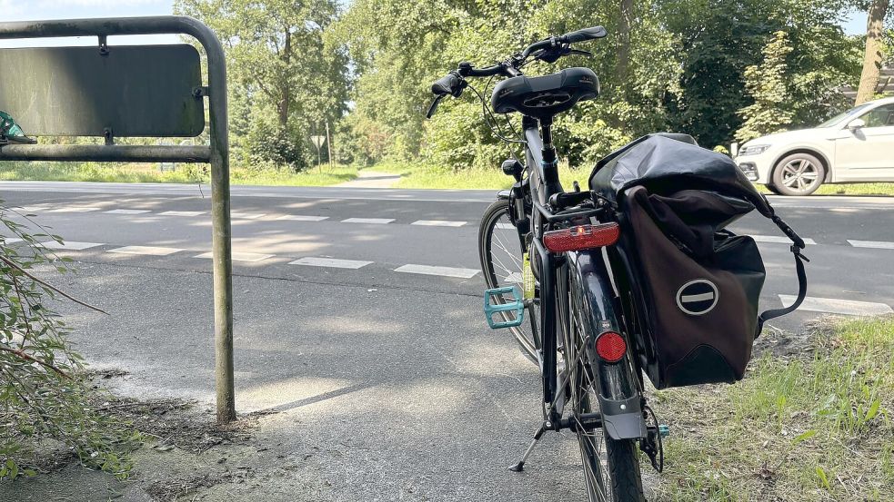 Der Leda-Jümme-Weg wird zwischen Westrhauderfehn und dem Gewerbegebiet in Ostrhauderfehn, Ortsteilt Langholt, durch die Bundesstraße geteilt. Dort müssen Radfahrer auf eine Lücke im fließenden Verkehr warten. Foto: Kruse