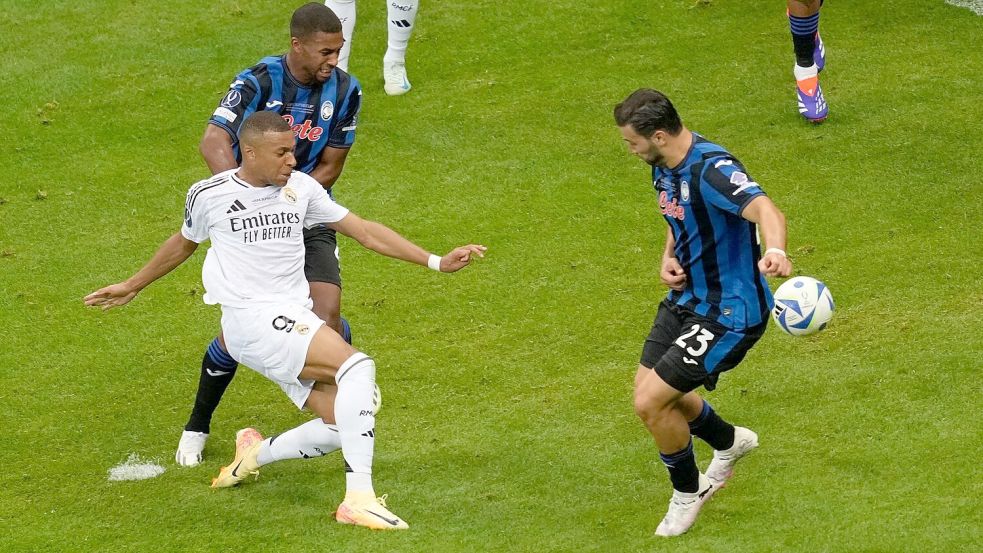 Kylian Mbappé trifft in seiner ersten Pflichtspielpartie für Real Madrid zum 2:0 im Super Cup. Foto: Darko Vojinovic/AP/dpa