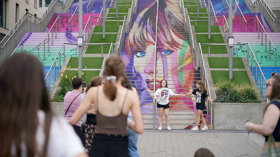 Ihre Fans - „Swifties“ - feiern den US-Star schon vorab. Foto: Yui Mok/PA Wire/dpa