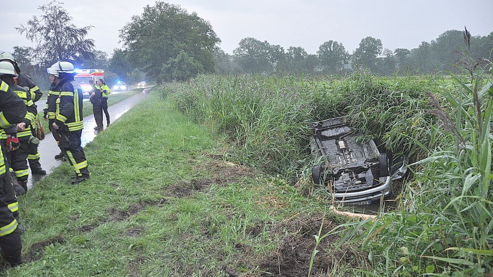 Die Einsatzkräfte rückten am Mittwochabend zu einem Unfall in Hesel aus. Foto: Wolters