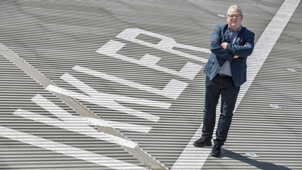 Holger Glienke auf dem Hubschrauberlandeplatz des Klinikums. KKLER steht noch immer für „Kreiskrankenhaus Leer“. Foto: Ortgies