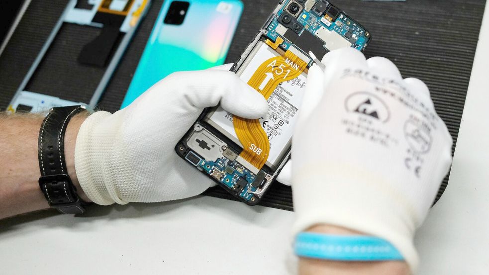 Viele kaufen bei einem Defekt lieber ein neues Handy, anstatt das alte reparieren zu lassen. (Archivfoto) Foto: Sebastian Willnow/dpa