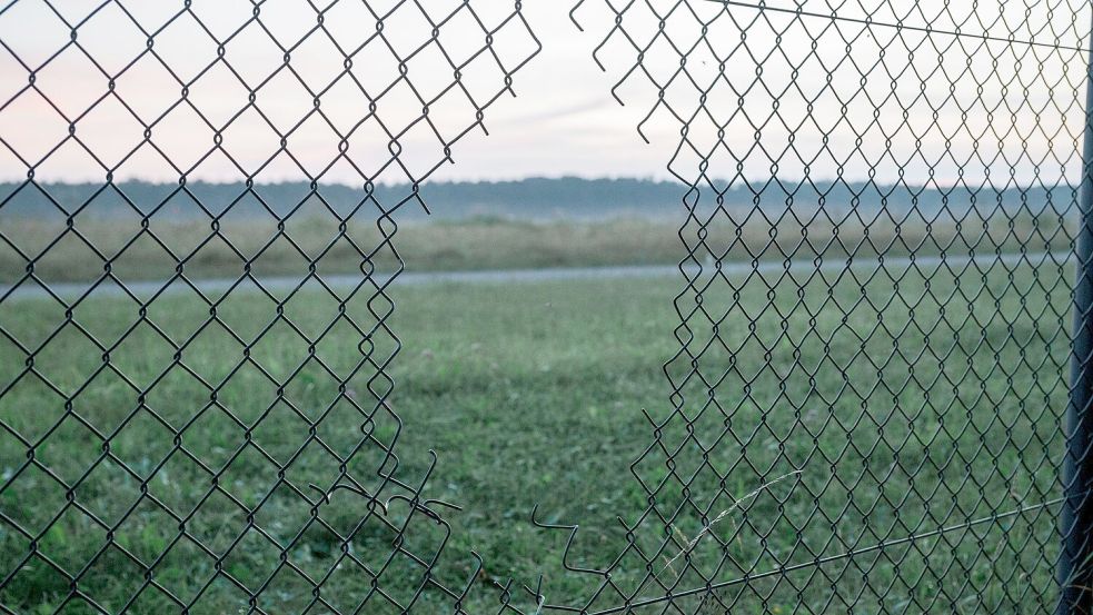 Schnipp, schnipp – so verschafften sich die Aktivisten Zugang zum Flughafen Nürnberg. Foto: Daniel Vogl/dpa